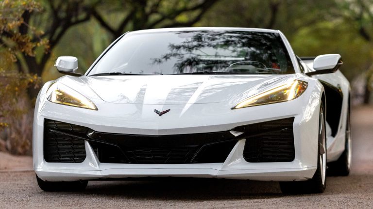 Corvette E-Ray: снижение цен на привлекательный спортивный купе